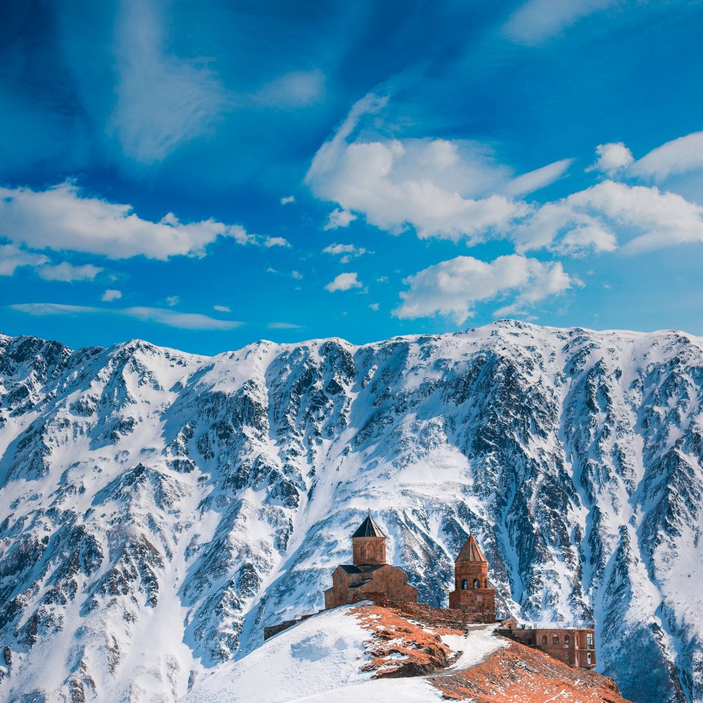 Stepanzminda, Die Gergetier Dreifaltigkeitskirche, im Hintergrund der Kasbek Die Gergetier Dreifaltigkeitskirche und der Berg Kazbeg am Abend Brunnen unterhalb der Kirche Die Gergetier Dreifaltigkeitskirche, (georgisch გერგეტის სამება; Gergetis Sameba) ist ein georgisch-orthodoxer Kirchenkomplex in der Region Mzcheta-Mtianeti, Munizipalität Qasbegi.
