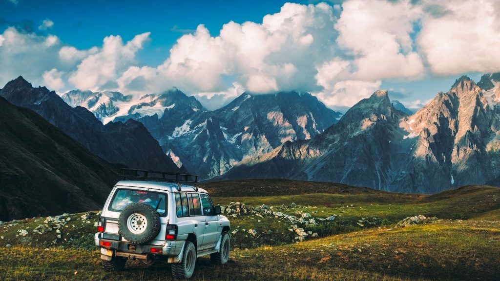 Erleben Sie Georgien in Ihrem Tempo mit dem richtigen Fahrzeug.
