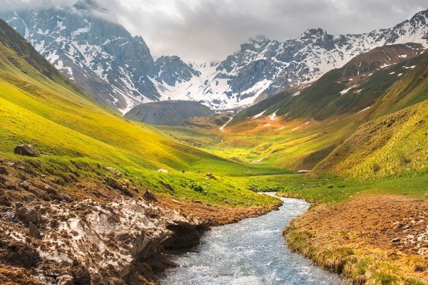 Malerische Berglandschaft mit dem Fluss Chauhi und dem Kaukasusgebirge, Juta-Tal, Region Kazbegi, Georgien.
