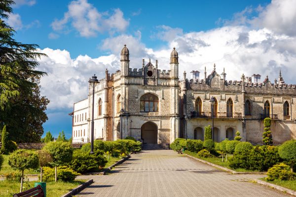 Das historische und architektonische Museum der Dadiani-Paläste liegt in einem Park in Zugdidi.