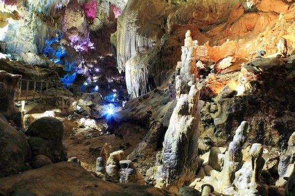 Die Prometheus-Höhle ist ein bemerkenswert schönes Naturdenkmal, und ist etwa 60-70 Millionen Jahre alt.