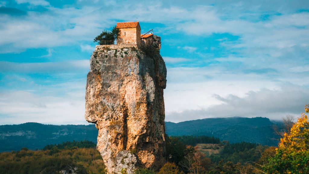 Der Felsenturm von Kazchi erhebt sich orographisch links (östlich) oberhalb des Flusses Kazchura, eines orographisch rechten (nördlichen) Nebenflusses der Kwirila in der südlichen Abdachung des Ratscha-Gebirges.