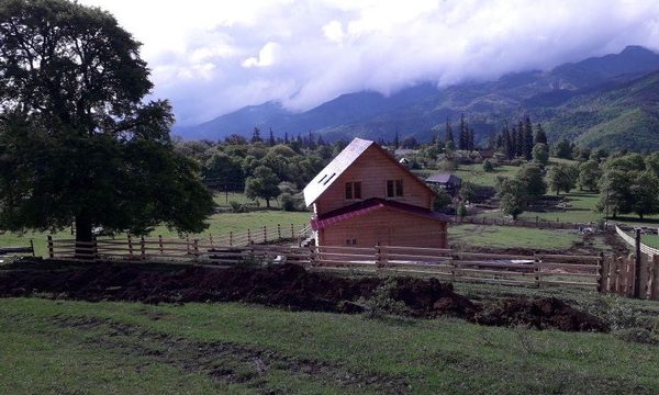 Das Chalet liegt in Patara Mitarbi, nahe den Orten Bakuriani (7 km) und Borjormi (20 km) in ländlicher Idylle.
